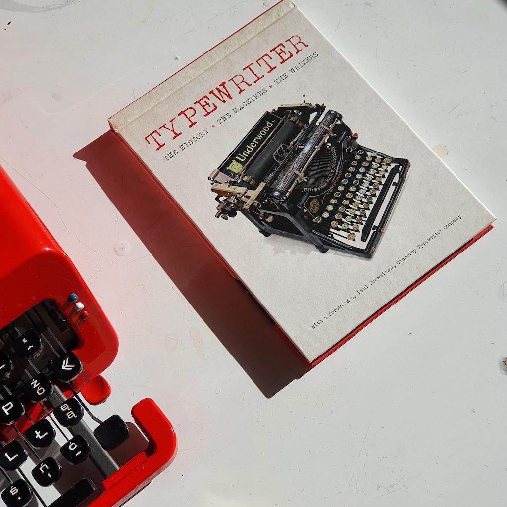Zdjęcie książki /images/books/04 typewriter machines history/typewriter history machines writes