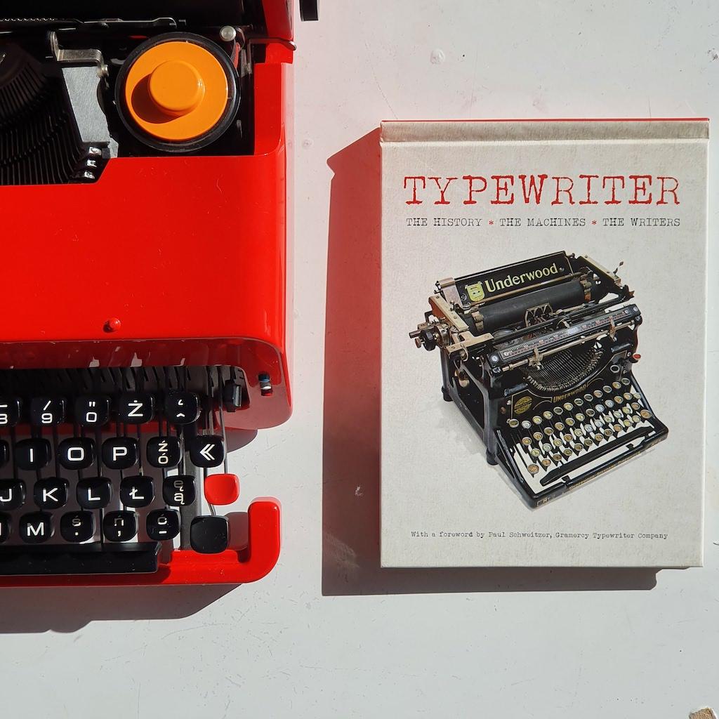 Zdjęcie książki /images/books/04 typewriter machines history/typewriter history machines writes